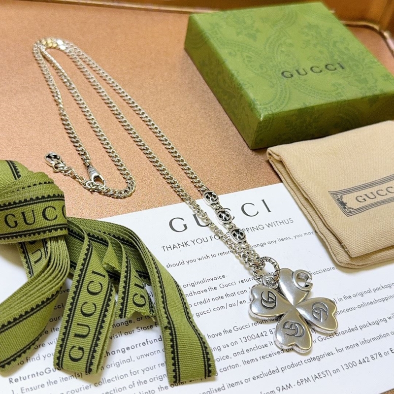 G*u*i necklaces